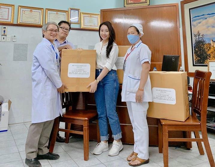 Diễn viên Huỳnh Hồng Loan tặng 3.000 khẩu trang cho các bác sĩ phòng chống Covid-19