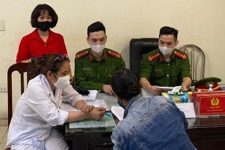 Hà Nội: Không đeo khẩu trang một phụ nữ bị phạt 200.000 đồng
