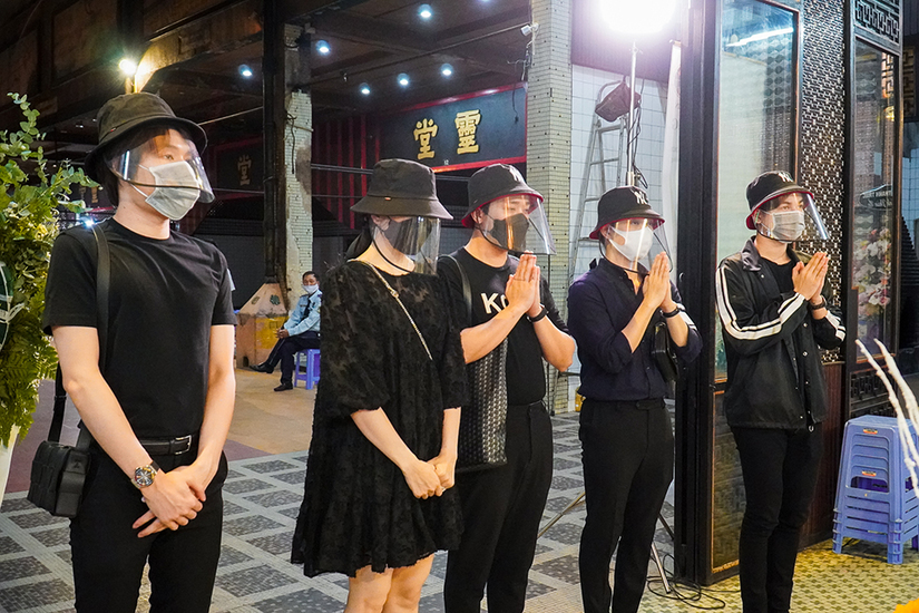 Trấn Thành - Hari Won đeo khẩu trang, đội mũ bảo hộ đến viếng Mai Phương lúc đêm muộn
