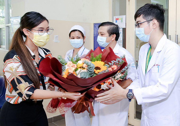 Sau 22 ngày điều trị, Tiên Nguyễn ra viện và tặng hoa các y, bác sĩ