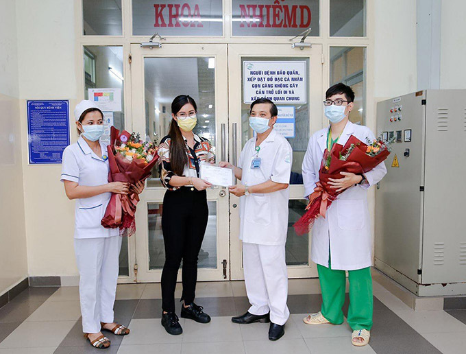 Sau 22 ngày điều trị, Tiên Nguyễn ra viện và tặng hoa các y, bác sĩ