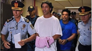  Ronaldinho nhận thất bại trong trận đấu đặc biệt ở trong nhà tù