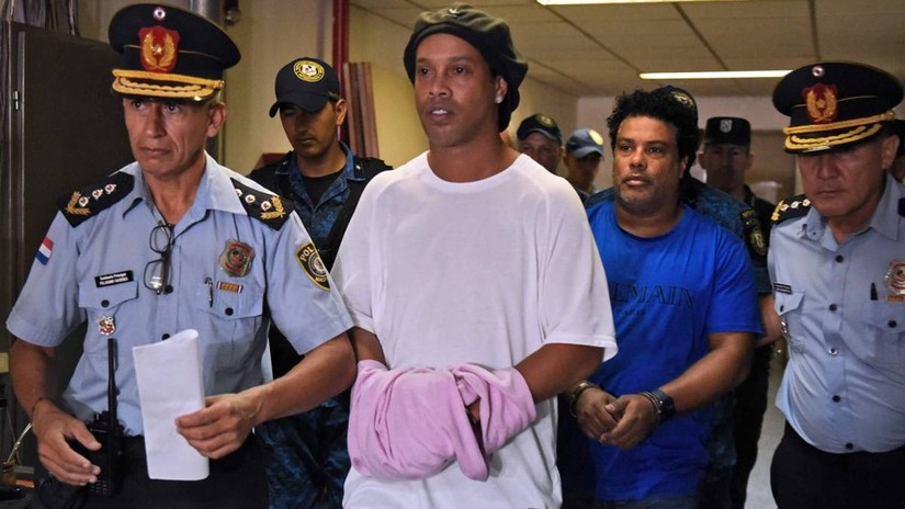 Ronaldinho nhận thất bại đầu tiên ở trong tù với bộ môn Piki Volley