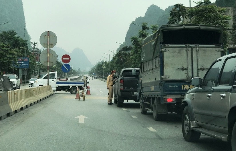 Chủ doanh nghiệp vận tải bức xúc vì không vào được Quảng Ninh 