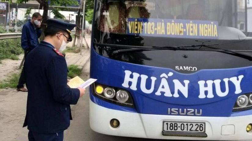 Bắt giữ xe khách Nam Định vẫn chở khách bất chấp lệnh cấm