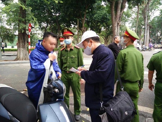 Từ ngày mai, Hà Nội sẽ xử phạt người ra đường không cần thiết