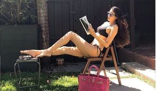 Cách ly ở nhà, Phạm Hương diện bikini nằm phơi nắng đọc sách ngoài vườn