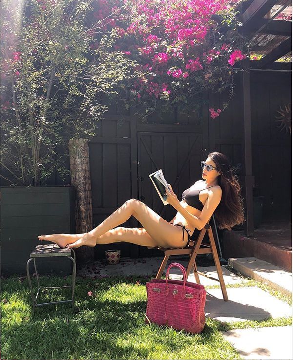 Cách ly ở nhà, Phạm Hương diện bikini nằm phơi nắng đọc sách ngoài vườn