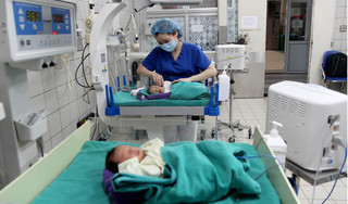 Bé sơ sinh chỉ nặng 900g được chăm sóc đặc biệt trong khu cách ly BV Bạch Mai