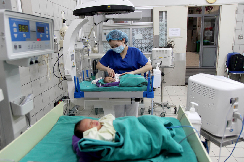 Các bác sĩ Bạch Mai trở thành người mẹ thứ hai của các bé sơ sinh