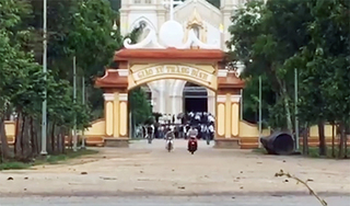 Hàng trăm người ở Hà Tĩnh vẫn tụ tập cầu nguyện tại nhà thờ