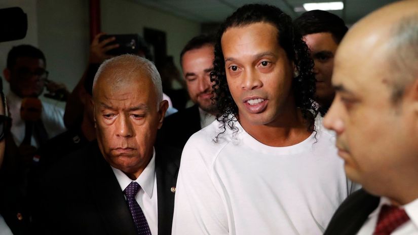 Cựu tiền đạo Ronaldinho buồn vui lẫn lộn sau khi ra tù