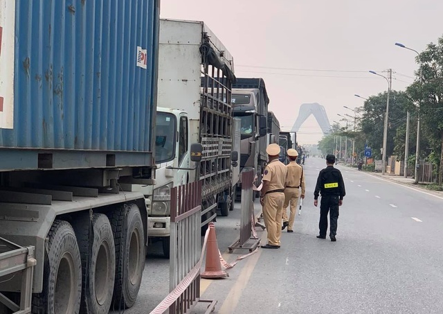 Nguyên nhân hàng trăm xe tải ùn ứ kéo dài từ Hải Dương sang Quảng Ninh
