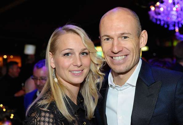 Đôi chân pha lê Arjen Robben bị cách ly do vợ nhiễm Covid-19