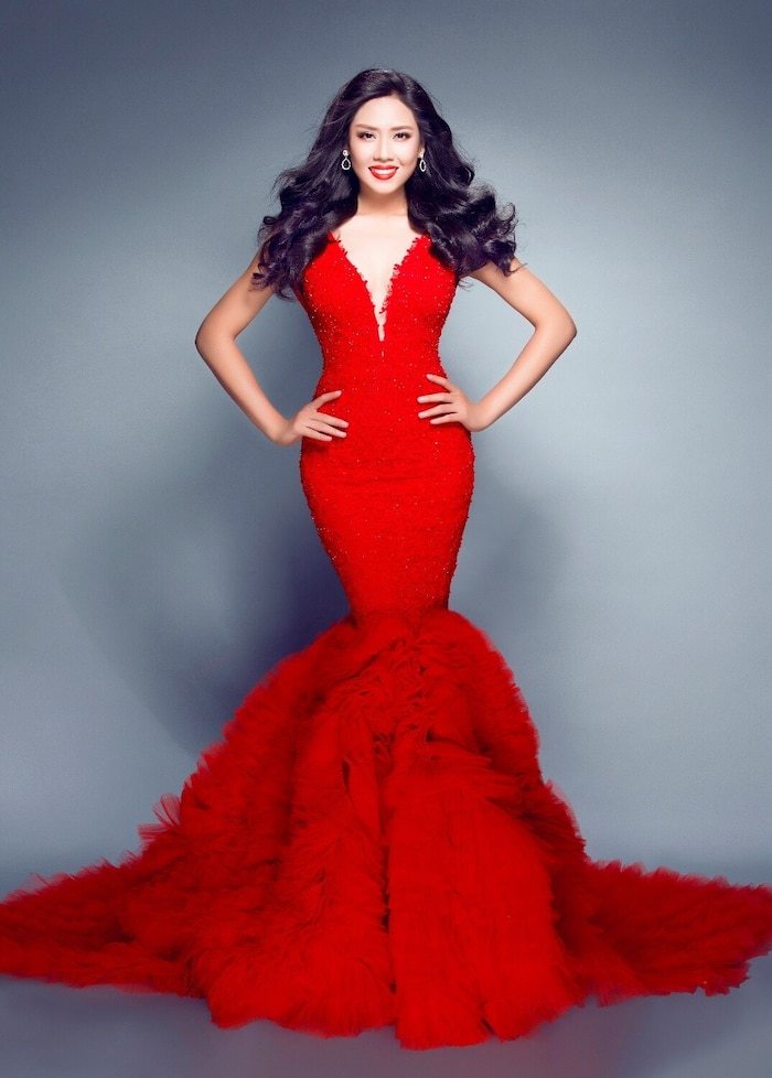 5 nàng Hoa hậu hóa nữ hoàng sắc đẹp, Hương Giang chinh phục sàn diễn bằng sắc đỏ quyền lực