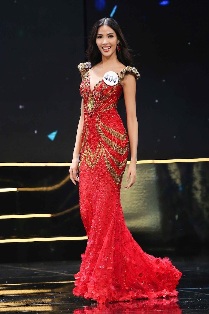 5 nàng Hoa hậu hóa nữ hoàng sắc đẹp, Hương Giang chinh phục sàn diễn bằng sắc đỏ quyền lực