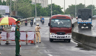 Phát hiện 2 người Trung Quốc trên ô tô bán tải sốt 39 độ C