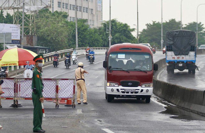 Phát hiện 2 người Trung Quốc trên ô tô bán tải sốt 39 độ C