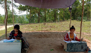 Đắk Lắk: Hai nữ sinh nghèo được bố mẹ dựng lều học bên núi