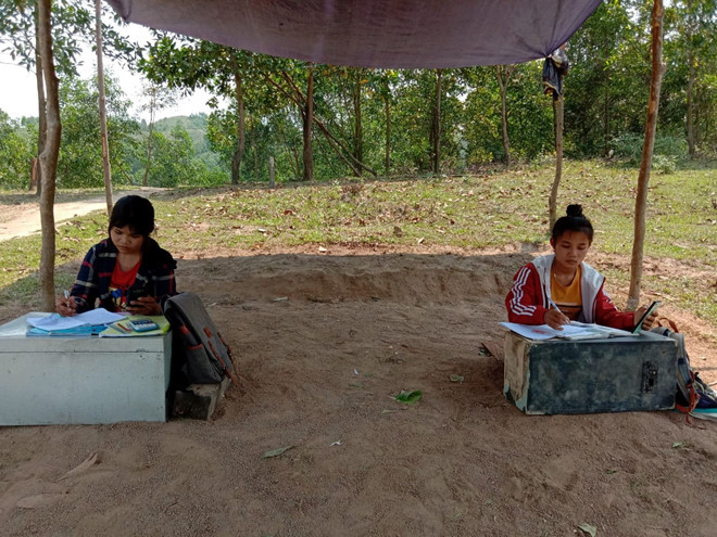 Đắk Lắk: Hai nữ sinh nghèo được bố mẹ dựng lều học bên núi