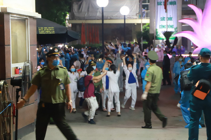 Bộ Y tế 'nhắc nhở' bệnh viện Bạch Mai vì tập trung đông người