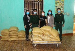 Một gia đình ở Lạng Sơn hỗ trợ 2 tấn gạo cho khu cách ly phòng dịch