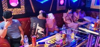 'Nam thanh nữ tú' bị bắt khi đang sử dụng ma túy trong quán karaoke