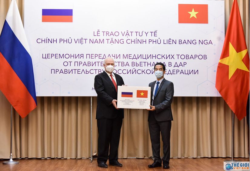 Việt Nam tặng Nga vật tư y tế chống Covid-19