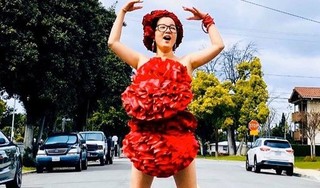 Thúy Nga chụp ảnh lấy gối làm váy trên đường phố Mỹ bất chấp dịch bệnh