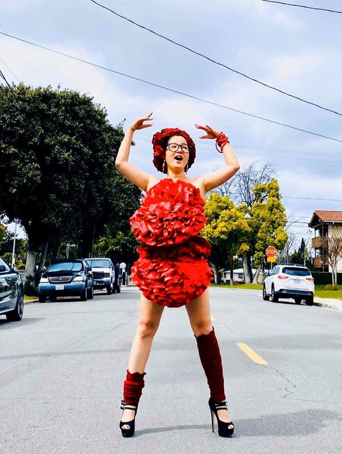 Thúy Nga chụp ảnh lấy váy làm gối trên đường phố Mỹ bất chấp dịch bệnh