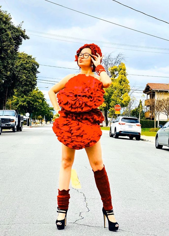 Thúy Nga chụp ảnh lấy váy làm gối trên đường phố Mỹ bất chấp dịch bệnh