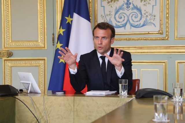 Pháp phong tỏa đất nước thêm 1 tháng