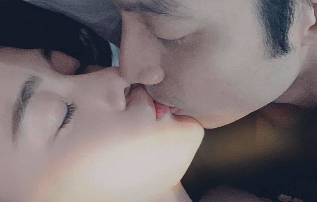 'Quỳnh búp bê' Phương Oanh khoá môi bạn trai cực tình cảm, hứa hẹn ngày về chung một nhà