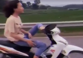 Công an triệu tập nữ sinh 16 tuổi điều khiển xe máy bằng chân
