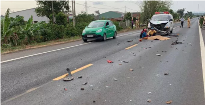 Xe cứu thương chở thi thể về Nam Định va chạm với xe máy khiến 1 thanh niên tử vong tại chỗ