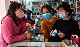 Hà Nội: Chủ hiệu thuốc kêu 'khó' vì lấy thông tin của người mua thuốc cảm sốt, ho