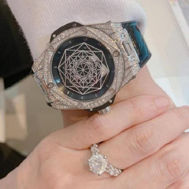 Hari Won khoe nhẫn kim cương 1 tỷ đồng của Trấn Thành tặng khiến fan trầm trồ ngưỡng mộ