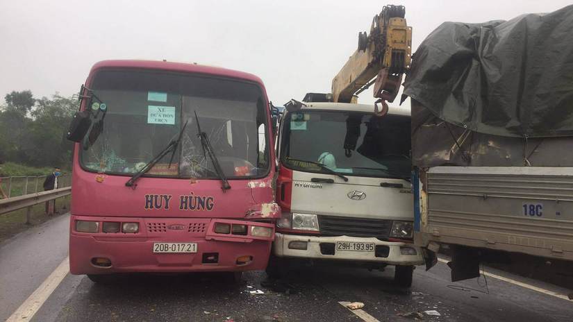 Thái Nguyên: Tai nạn liên hoàn 3 xe tải và xe chở công nhân