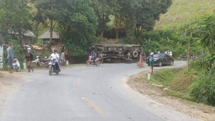 Nhảy ra ngoài khi xe tải mất phanh, phụ xe bị đè tử vong thương tâm