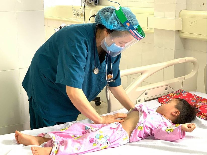 Quảng Ninh: Uống nhầm thuốc trừ sâu đựng trong chai nước ngọt, 2 em bé nguy kịch