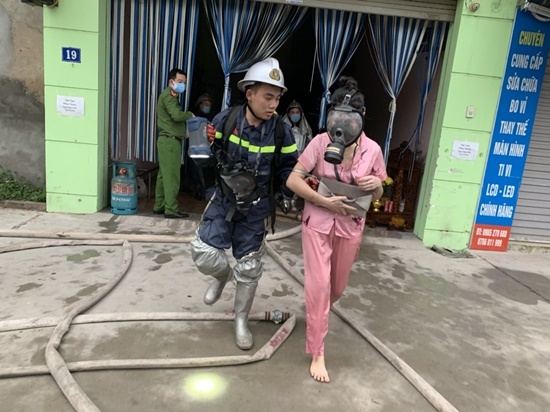 14 người thoát chết trong nhà nghỉ bị cháy tại Hà Nội
