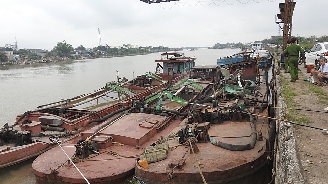 Cảnh sát Môi trường Nam Định nổ súng chỉ thiên, vây bắt 'cát tặc' trên sông Hồng
