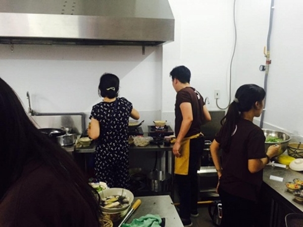 Quán cơm thiếu nhân viên: Trường Giang đích thân đứng bếp, Nhã Phương rửa chén kiêm nhặt rau