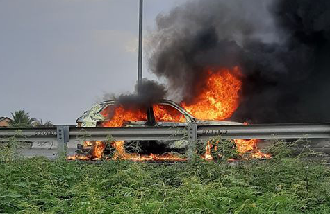 Ô tô 7 chỗ cháy trơ khung trên cao tốc