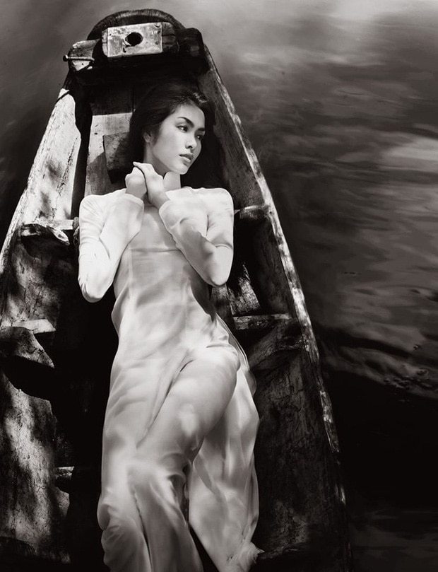 Bộ ảnh Tăng Thanh Hà diện áo dài trắng 8 năm trước bất ngờ gây sốt trở lại