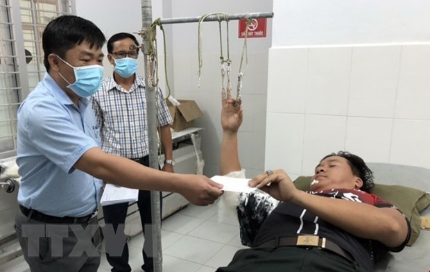 200 dân buôn lậu hung hãn đánh cảnh sát cơ động đến nhập viện