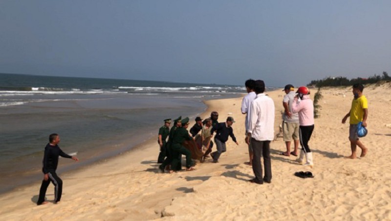 Tìm thấy thi thể thanh niên ở Thanh Hóa bị sóng cuốn khi đi tắm biển