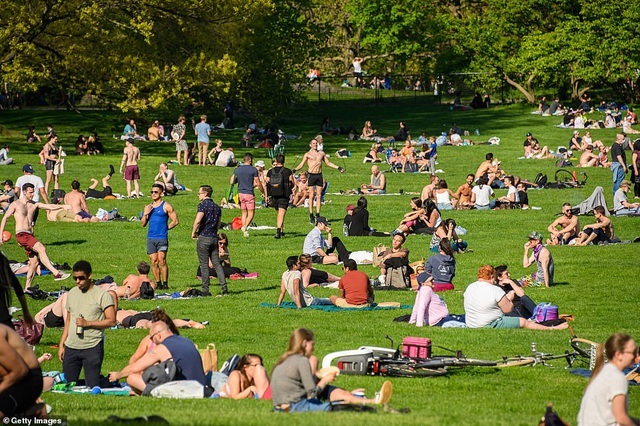 Người Mỹ bắt đầu đổ xô ra công viên bất chấp dịch bệnh