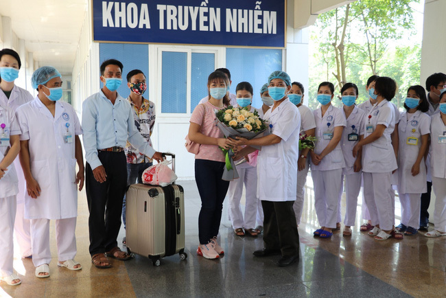 Tin tức trong ngày 4/5, bệnh nhân mắc Covid-19 cuối cùng điều trị tại BV Đa khoa tỉnh Ninh Bình được công bố khỏi bệnh