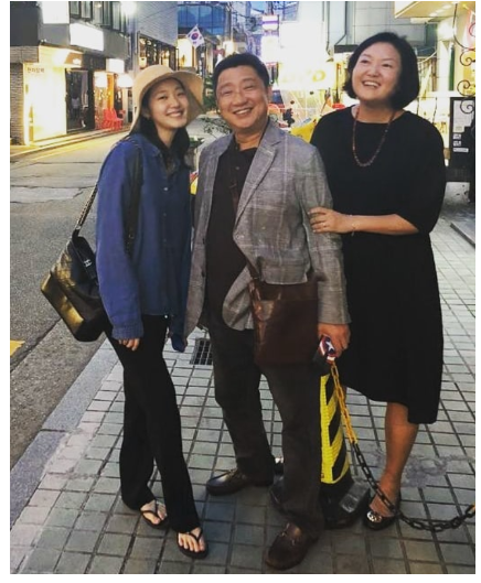 Bật cười khi Kim Go Eun lấy áo bố mặc đi quay 'Quân vương bất diệt'
